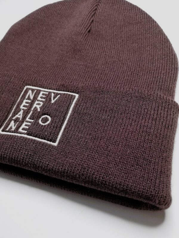 Strickmütze 'NEVER ALONE' | Pflaume – Bild 3
